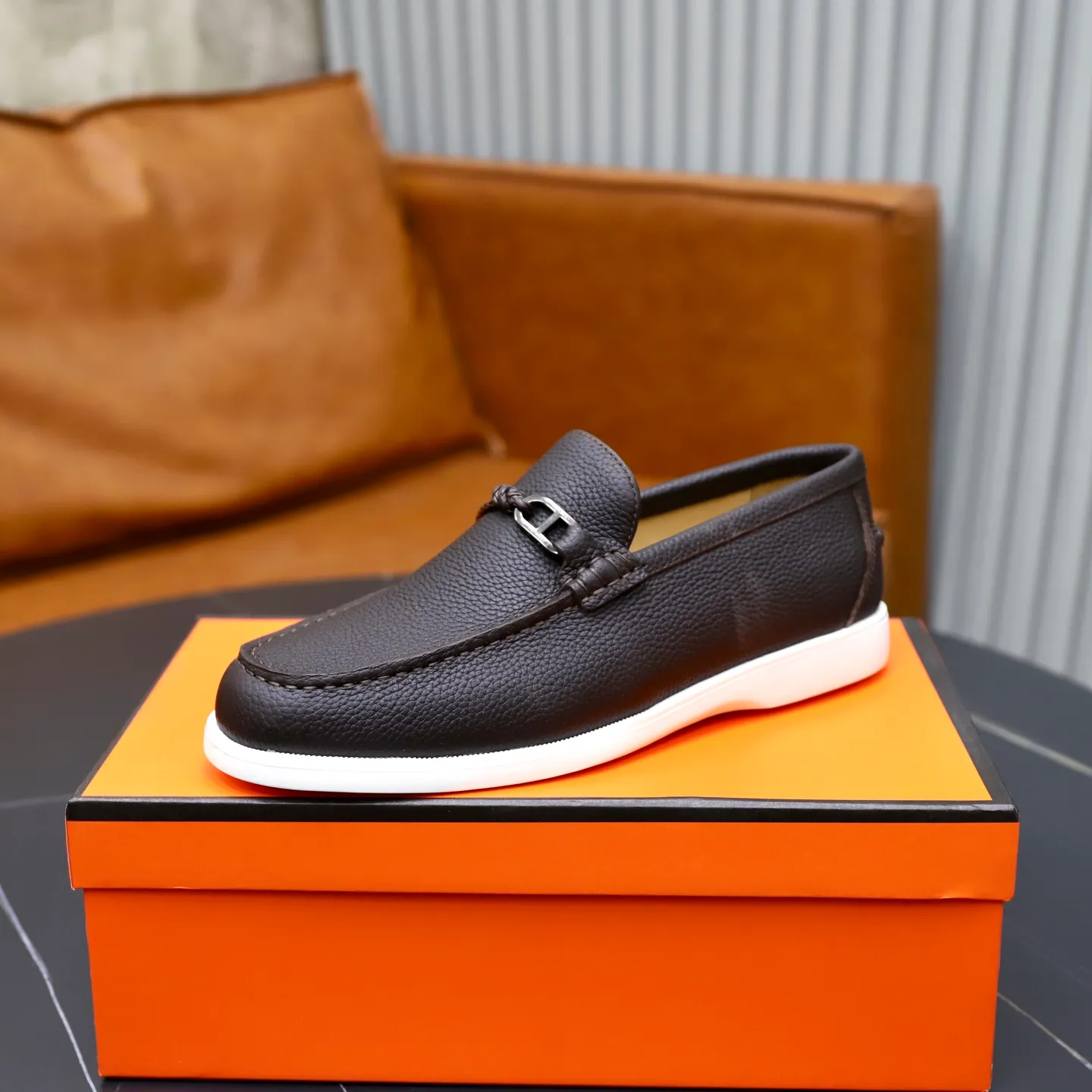 Ex-factory price: 560💰Hermès/Hermès slip-on men's shoes. This shoe is made of imported pebbled cowhide. It has simple and smooth lines and is combined with aerodynamically designed 3CM rubber foam ultra-light soles! Youthful and fashionable, classic H-shaped hardware buckle decoration, calf lining gently wraps the feet, with logo cowhide feet, casual and urban style, highlighting youthful vitality, sports and leisure version, super versatile, code number: 38-39-40-41-42-43-44 standard leather shoe size (45 can be customized but does not support returns)
